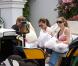 Eva Longoria, et ses amis Maria et Ken, font un tour de calèche à Marbella 