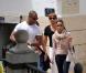 Eva Longoria, et ses amis Maria Bravo et Ken Paves, peuvent compter sur la présence de ce garde du corps très musclé !