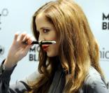 Eva Green présente le nouveau stylo Montblanc... et elle est rousse !