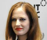 Eva Green présente le nouveau stylo Montblanc... et elle est rousse !