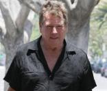Ryan O'Neal à Los Angeles, aux côtés de son frère Kevin. Il arbore un bracelet jaune de soutien à la recherche contre le cancer. 23/06/09