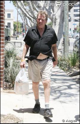 Ryan O'Neal à Los Angeles, aux côtés de son frère Kevin. Il arbore un bracelet jaune de soutien à la recherche contre le cancer. 23/06/09