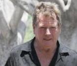 Ryan O'Neal à Los Angeles, aux côtés de son frère Kevin. Il arbore un bracelet jaune de soutien à la recherche contre le cancer. 23/06/09
