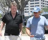 Ryan O'Neal à Los Angeles, aux côtés de son frère Kevin. Il arbore un bracelet jaune de soutien à la recherche contre le cancer. 23/06/09