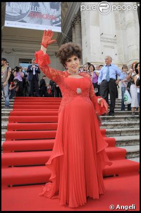 Gina Lollobrigida à l'ouverture de son exposition photographique à Rome, juin 2009