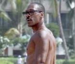 Eddie Murphy sur une magnifique plage, à Hawaï.