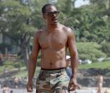 Eddie Murphy sur une magnifique plage, à Hawaï.