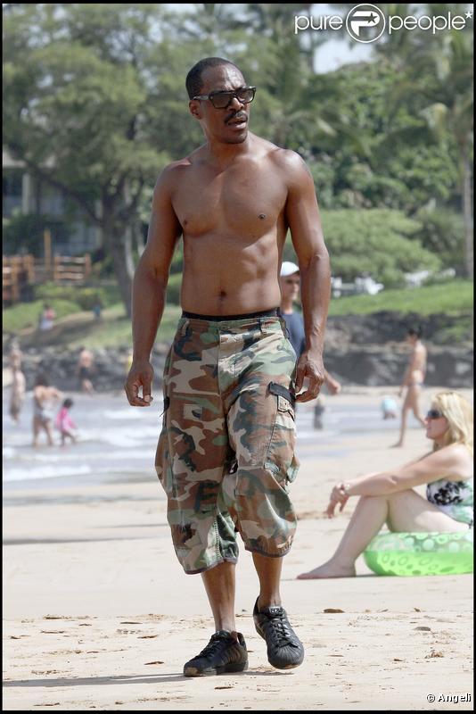 Eddie Murphy sur une magnifique plage, à Hawaï.