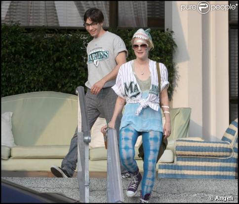 Drew Barrymore et Justin Long après le match de baseball des Marlins contre les Yankees, à Miami. Juin 2009