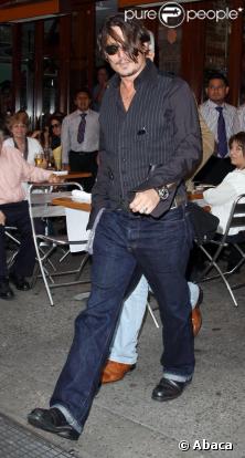 Johnny Depp à la sortie d'un restaurant après l'enregistrement du Late Show with David Letterman le 27 juin 2009