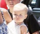 Tori Spelling, sopn mari Dean McDermott, leurs enfants Liam, 2 ans et Stella, 11 mois se promènent à malibu le 27 juin 2009