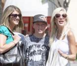 Tori Spelling, son mari Dean McDermott, leurs enfants Liam, 2 ans et Stella, 11 mois se promènent à malibu le 27 juin 2009