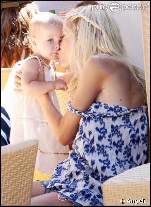 Tori Spelling et son mari Dean McDermott et leurs enfants Liam, 2 ans et sa petite Stella, 11 mois s'amusent en famille au parc à Malibu le 28 juin 2009