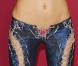 En dehors de la langue tirée, admirez le détail qui tue : pantalon ouvert sur string assorti au top... so classe ! 