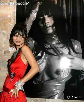 Bai Ling lors de l'expo de photos en noir et blanc qui lui a été consacrée...