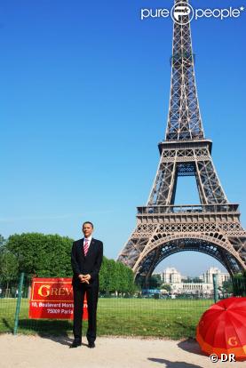 La statue de Barack Obama est arrivée à Paris et a été présentée officiellement au pied de la Tour Eiffel, le 29 juin 2009 !