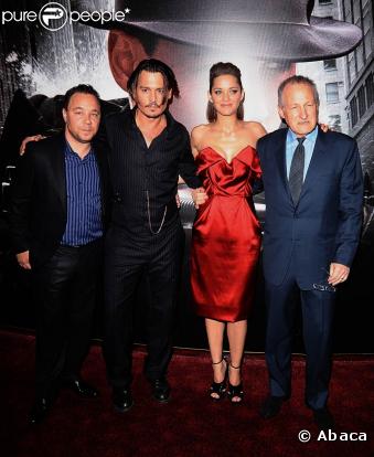 Johnny Depp, Marion Cotillard et Michael Mann, lors de l'avant-première anglaise de "Public Enemies", qui s'est tenue à l'Empire de Leicester Square, à Londres, le 29 juin 2009 !