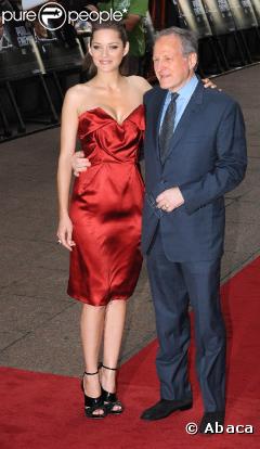 Marion Cotillard, superbe, et Michael Mann, lors de l'avant-première anglaise de "Public Enemies", qui s'est tenue à l'Empire de Leicester Square, à Londres, le 29 juin 2009 !