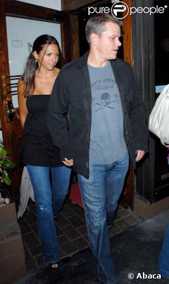 Matt Damon et sa femme Luciana quittent le restaurant Madeo à Los Angeles, après y avoir dîné le 28 juin 2009