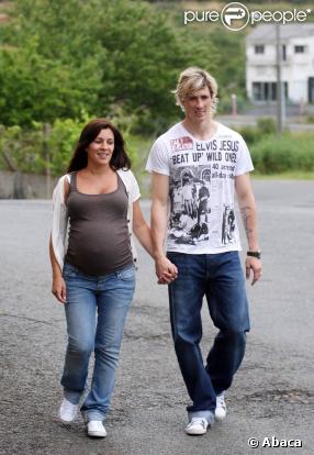 Fernando Torres et la très jolie et très enceinte Olalla, lors de leurs vacances à Saint-Jacques-de-Compostelle, en Espagne, le 29 juin 2009 !