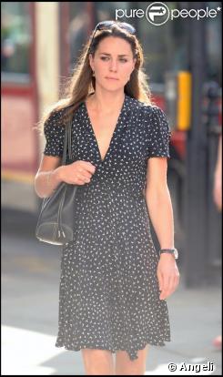 Kate Middleton marche seule dans les rues de Londres. 1/7/09