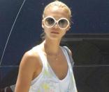Jessica Alba et une jeune amie, à l'occasion d'une journée shopping à Beverly Hills, le 2 juillet 2009 !