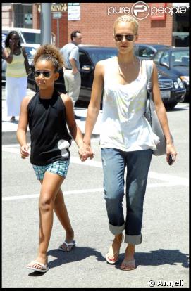 Jessica Alba et une jeune amie, à l'occasion d'une journée shopping à Beverly Hills, le 2 juillet 2009 !