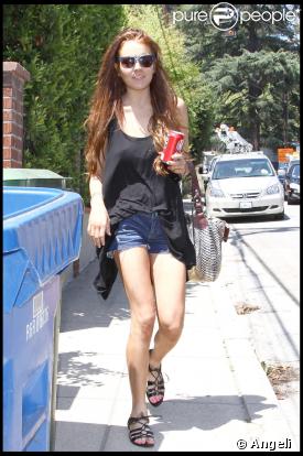 Lindsay Lohan ressortant de chez Samantha Ronson après sa fête d'anniversaire. Le 3 juillet 2009 au matin 