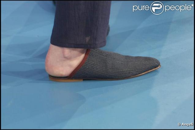 La babouche d'Isabella Rossellini sur le plateau de l'émission Porta a Porta diffusée sur Rai Uno le 5 juillet 2009