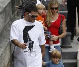 Kevin Federline, sa compagne et ses fils Sean Preston et Jayden James (fils de Britney Spears), à Paris
