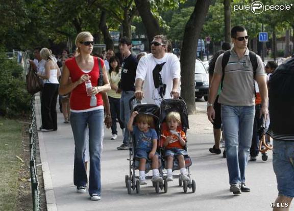 Kevin Federline, sa compagne et ses fils Sean Preston et Jayden James (fils de Britney Spears), à Paris