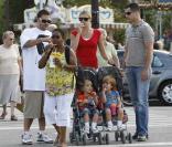 Kevin Federline, sa compagne et ses fils Sean Preston et Jayden James (fils de Britney Spears), à Paris