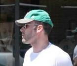 Ben Aflleck s'offre une pause café à emporter à Brentwood quand il se fait aborder par une défenseuse des droits pour les homosexuels et pour le mariage gay en Californie.