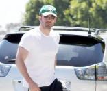 Ben Aflleck s'offre une pause café à emporter à Brentwood quand il se fait aborder par une défenseuse des droits pour les homosexuels et pour le mariage gay en Californie.