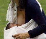 Carrie-Anne Moss et son petit bébé, entourés de son fils et son mari Steven Roy