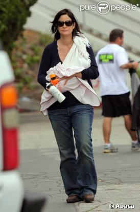 Carrie-Anne Moss et son petit bébé, entourés de son fils et son mari Steven Roy
