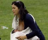 Carrie-Anne Moss et son petit bébé, entourés de son fils et son mari Steven Roy