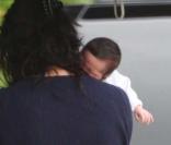 Carrie-Anne Moss et son petit bébé, entourés de son fils et son mari Steven Roy