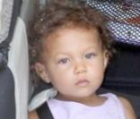 Nahla décidément trop mignonne dans sa poussette  