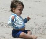 Levi est déjà un grand bonhomme qui profite pleinement de l'air marin de Malibu... Papa Matthew est très fier de son petit bonhomme ! (13 mai 2009) 