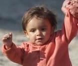 Levi est comme son papa : il passe son temps sur la plage ! Un futur sportif ? (24 mai 2009)<br />