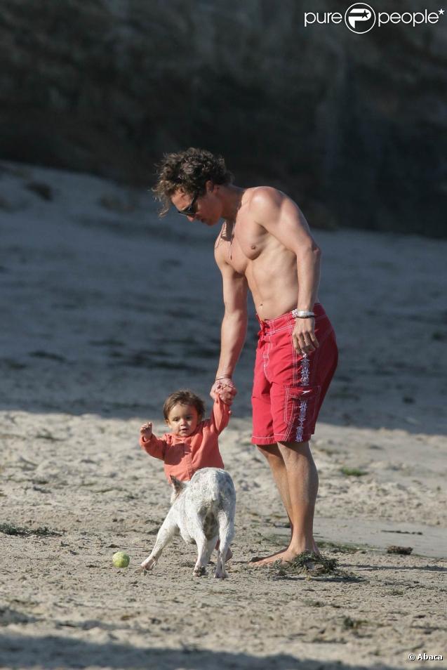 Levi est comme son papa : il passe son temps sur la plage ! Un futur sportif ? (24 mai 2009) 