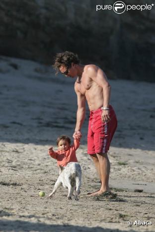 Levi est comme son papa : il passe son temps sur la plage ! Un futur sportif ? (24 mai 2009) 