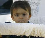 Levi est très concentré : Papa l'emmène chez Toys 'R Us. Le choix des jouets est très important et nécessite une grande concentration ! (30 mars 2009) 