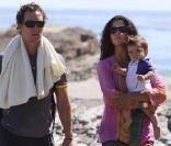 Matthew Mcconaughey, sa compagne Camilla Alves et leur petit Levi sur une plage de Malibu... (avril 2009) 