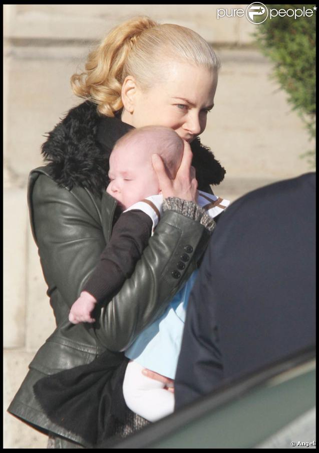 Nicole Kidman protège sa petite chérie Sunday Rose du froid parisien (2 décembre 2008) 