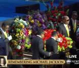 Les frères de Michael Jackson portent son cercueil au Staples Center