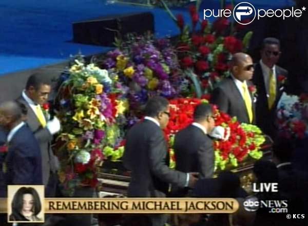 Les frères de Michael Jackson portent son cercueil au Staples Center