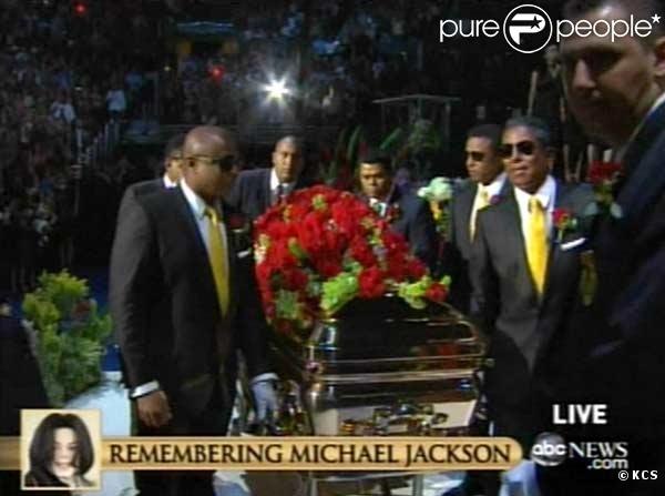 Les frères de Michael Jackson portent le cercueil au Staples Center et l'installent sur la scène... 