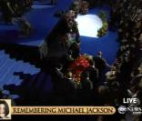 Les frères de Michael Jackson portent son cercueil au Staples Center